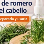 Agua de romero para el cabello en spray: receta casera y guía de cómo prepararla y usarla para una rutina capilar natural.